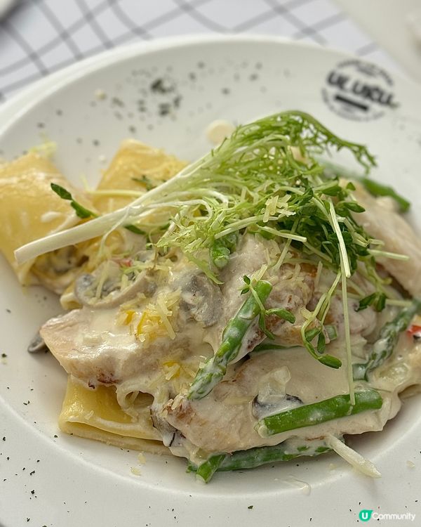 灣仔打卡美食點少得春園街【uluru】📍店舖成個裝修走黑白漫...