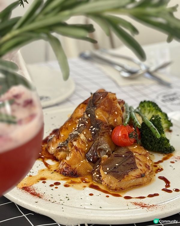 灣仔打卡美食點少得春園街【uluru】📍店舖成個裝修走黑白漫...