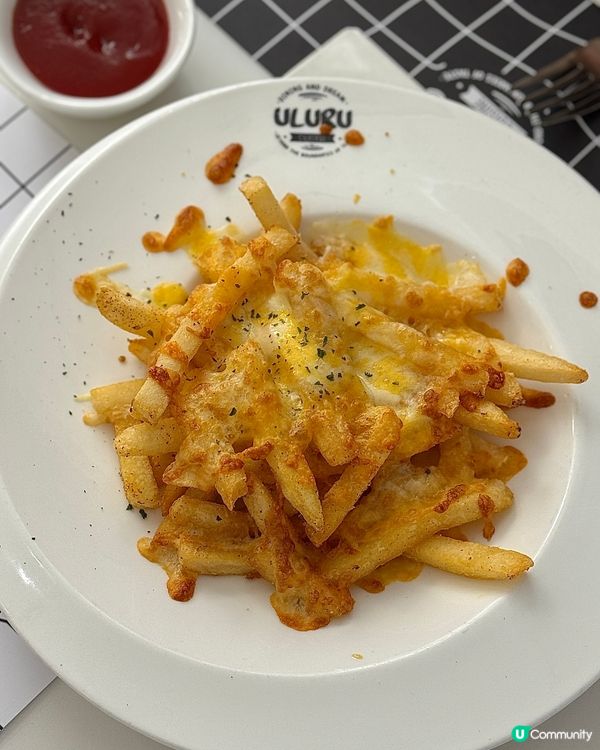 灣仔打卡美食點少得春園街【uluru】📍店舖成個裝修走黑白漫...