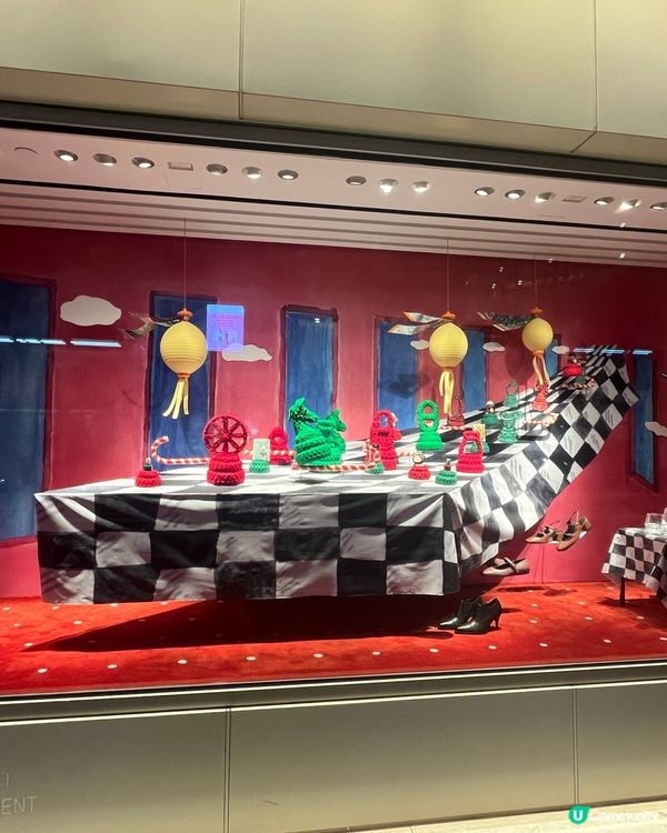 名牌Hermes及Prada的聖誕櫥窗佈置