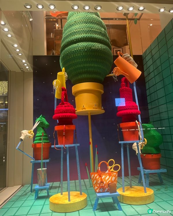 名牌Hermes及Prada的聖誕櫥窗佈置