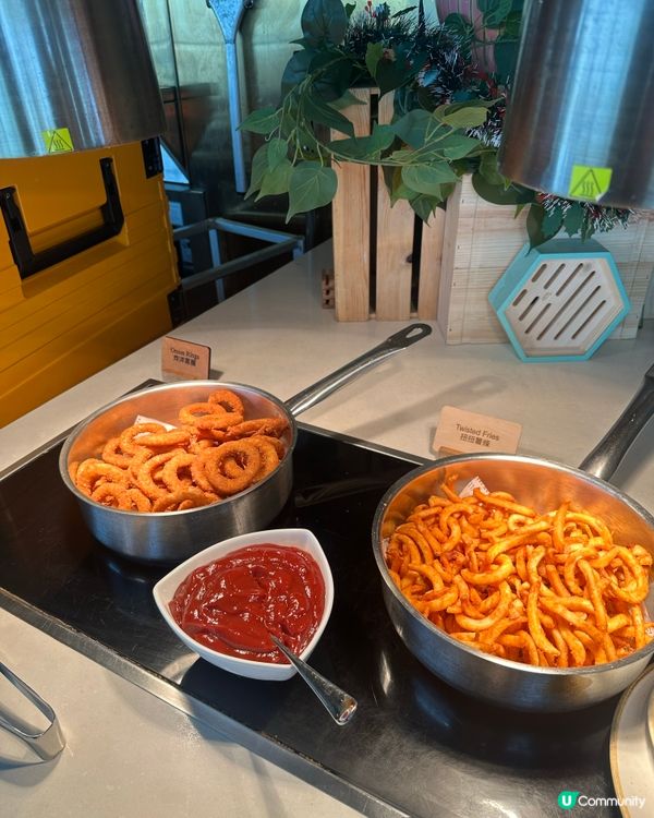 自助餐快閃買一送一，聖誕佈置打卡🎄，食物款式吸睛，超抵！👍