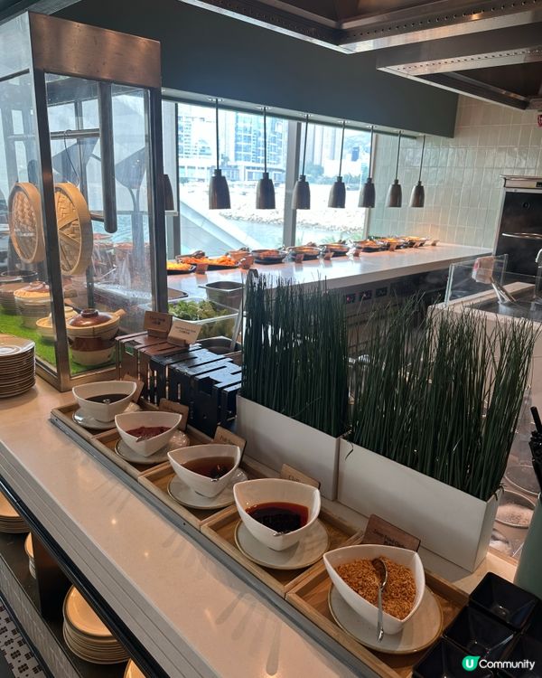 自助餐快閃買一送一，聖誕佈置打卡🎄，食物款式吸睛，超抵！👍