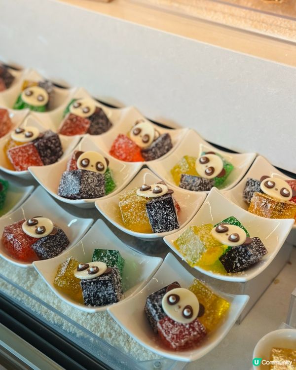 自助餐快閃買一送一，聖誕佈置打卡🎄，食物款式吸睛，超抵！👍