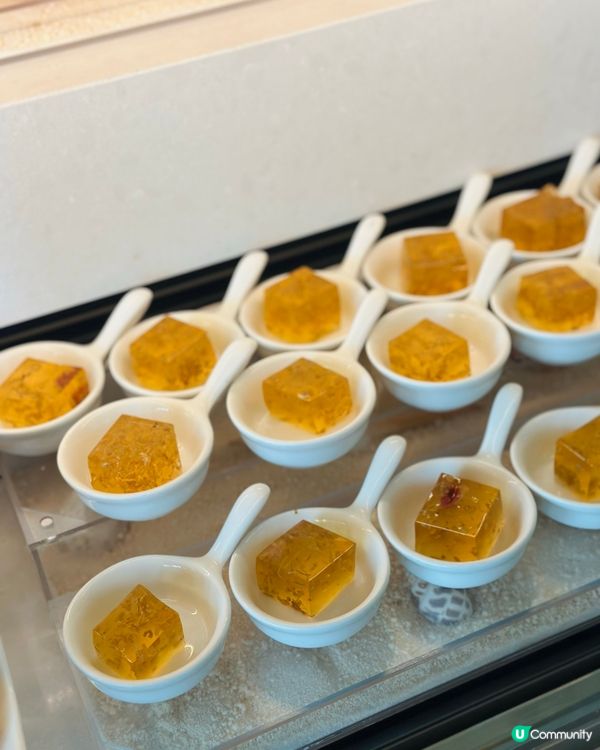 自助餐快閃買一送一，聖誕佈置打卡🎄，食物款式吸睛，超抵！👍