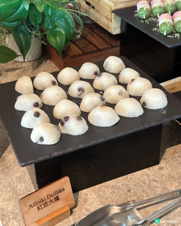 自助餐快閃買一送一，聖誕佈置打卡🎄，食物款式吸睛，超抵！👍