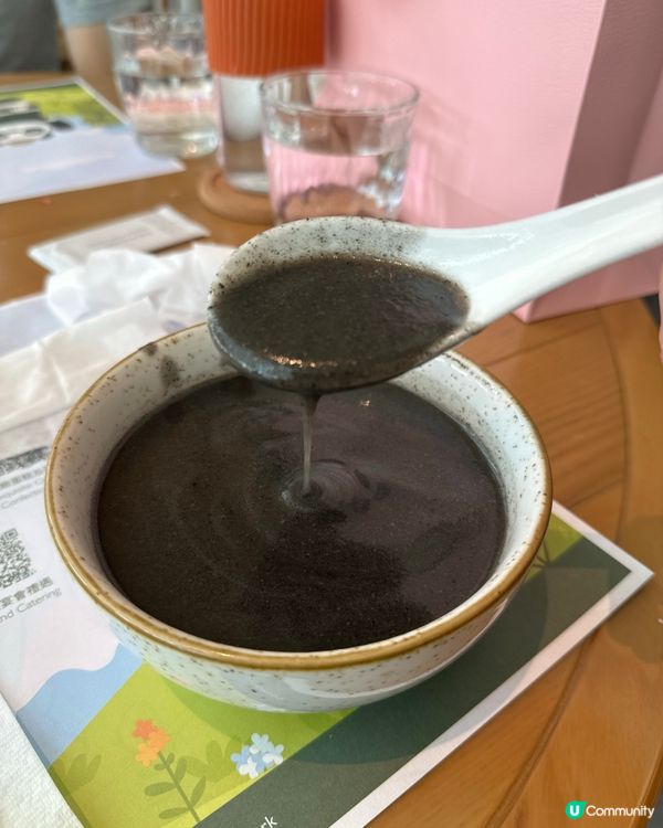 自助餐快閃買一送一，聖誕佈置打卡🎄，食物款式吸睛，超抵！👍