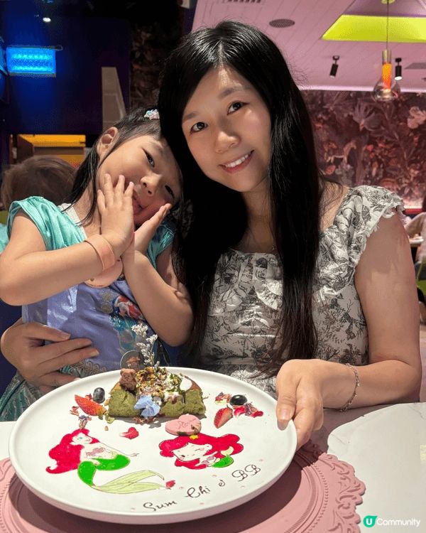 好喜歡吃甜品同蛋糕的心之希望，同daddy mami一齊分享...