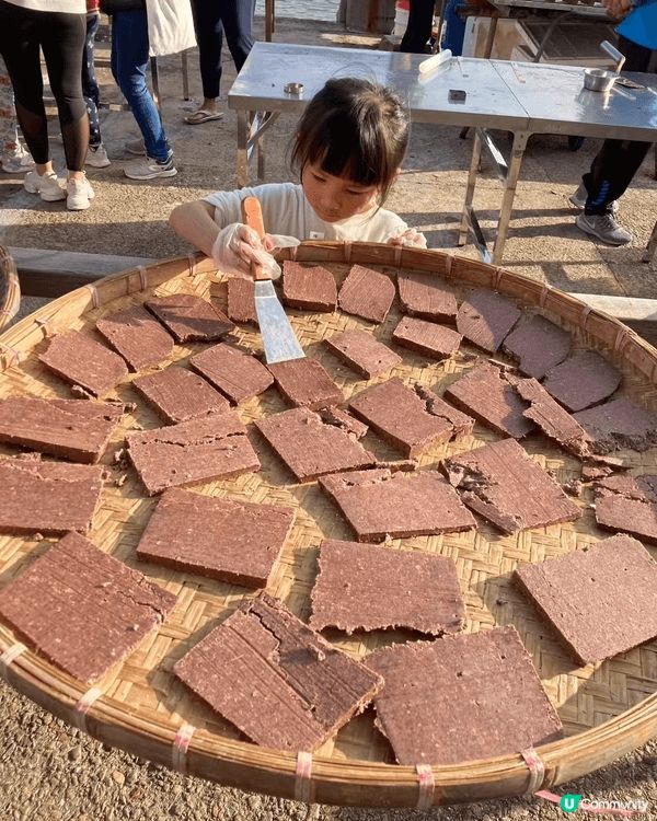 位於大澳的勝利香蝦廠，保留接近100年的製作蝦糕蝦醬的傳統，...