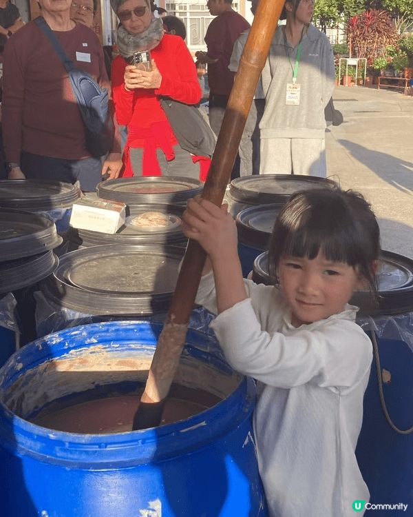 位於大澳的勝利香蝦廠，保留接近100年的製作蝦糕蝦醬的傳統，...