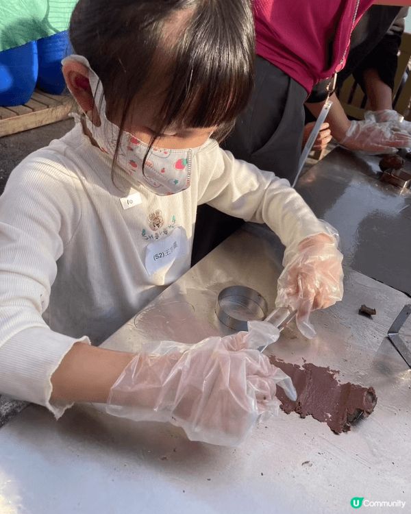 位於大澳的勝利香蝦廠，保留接近100年的製作蝦糕蝦醬的傳統，...