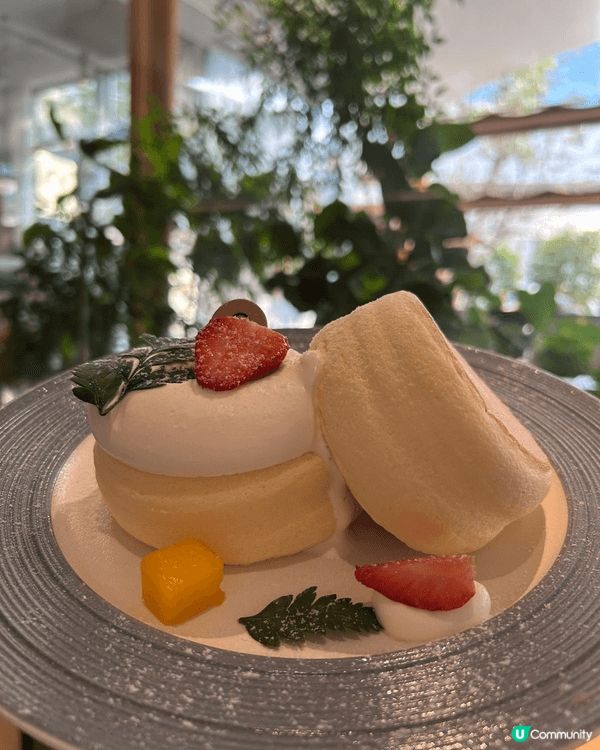 深圳大運天地商場人很多美食，環境也十分舒適，有室內綠植裝飾，...