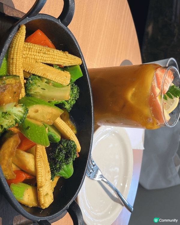 深圳大運天地商場人很多美食，環境也十分舒適，有室內綠植裝飾，...