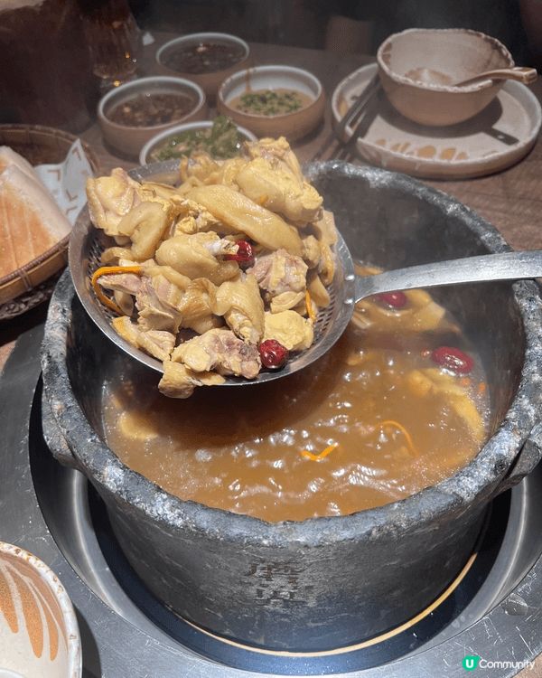一間專用菇黎做湯底既火鍋店，超香，仲要愈打愈濃味，環境仲要好...