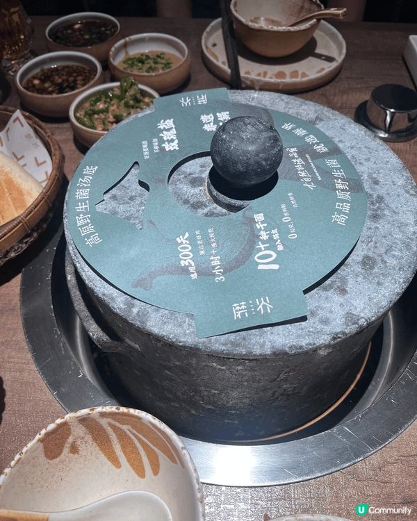 一間專用菇黎做湯底既火鍋店，超香，仲要愈打愈濃味，環境仲要好...