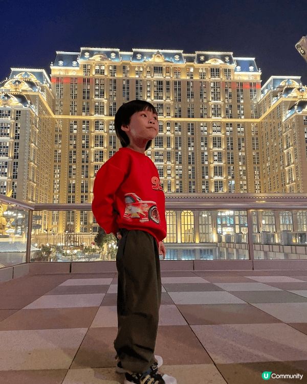 漫步澳門巴黎鐵塔下，彷彿置身浪漫的法國街頭；轉個彎到官也街，...