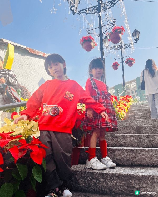 漫步澳門巴黎鐵塔下，彷彿置身浪漫的法國街頭；轉個彎到官也街，...