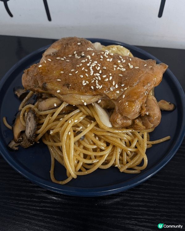 意粉剛好味道濃郁易入口，雞扒鎖住啲 肉汁又 好食，雞白湯拉麵...