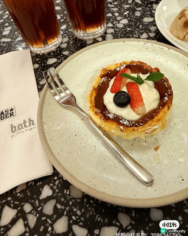 這張美食打卡靚相呈現了一桌色香味俱全的美食，色彩繽紛的菜餚令...