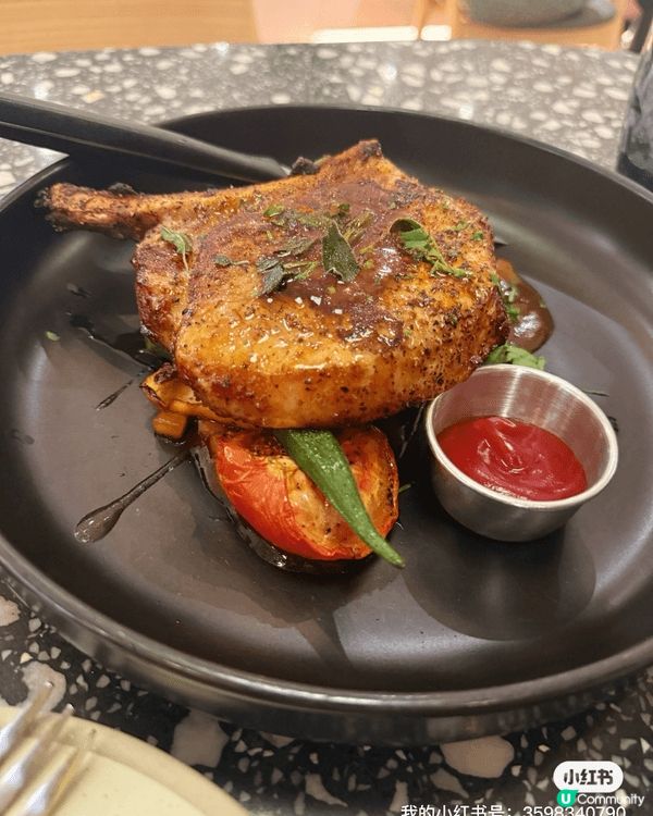 這張美食打卡靚相呈現了一桌色香味俱全的美食，色彩繽紛的菜餚令...