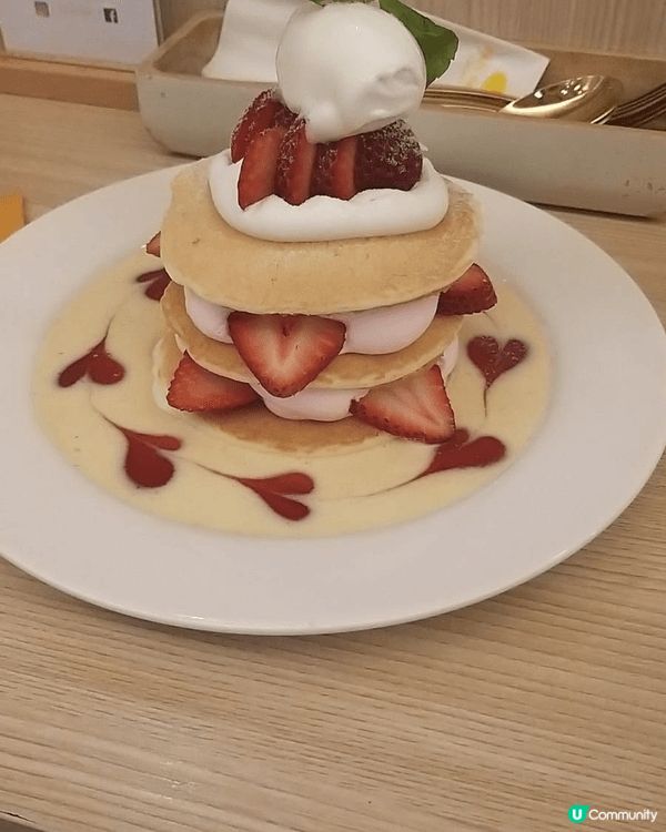 食完蒜蓉開邊蝦，再食士多啤梨pancake，加多個火焰雪山，...