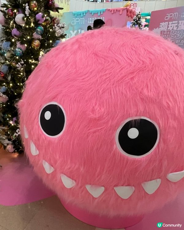 太cute喇!APM今年嘅聖誕裝飾以一身粉紅色小魔怪做主角~...