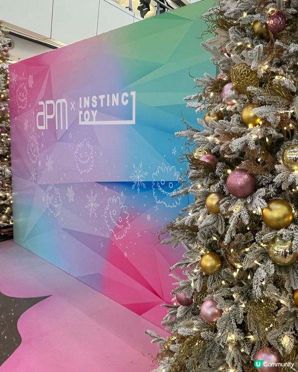 太cute喇!APM今年嘅聖誕裝飾以一身粉紅色小魔怪做主角~...