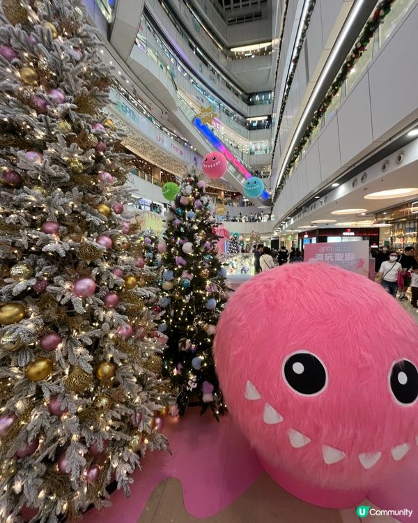 太cute喇!APM今年嘅聖誕裝飾以一身粉紅色小魔怪做主角~...