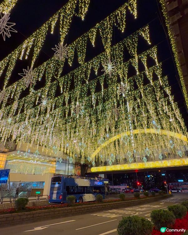 聖誕金色海，金色聖誕裝飾橫跨整個尖沙咀馬路❄️✨