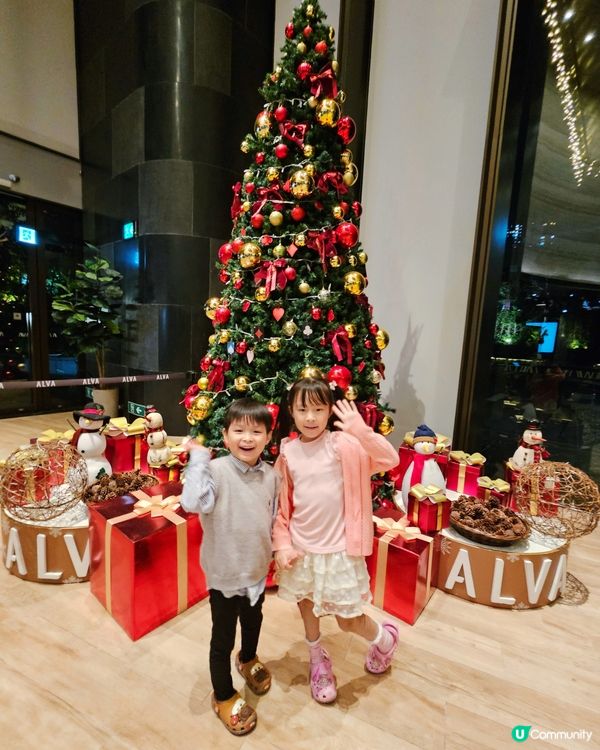 今個聖誕一於同好友同埋小朋友去帝逸酒店食屋誕自助餐歡渡聖誕啦...