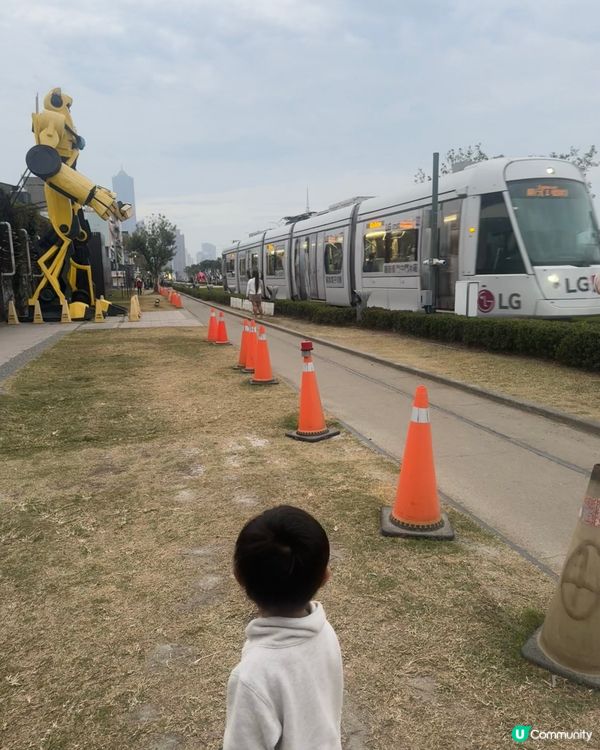 駁二藝術行，輕軌直達！🎨🚂