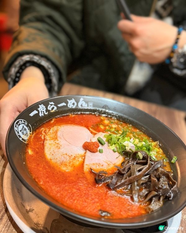 灣仔聖誕燈飾後，一虎拉麵暖笠笠🍜！