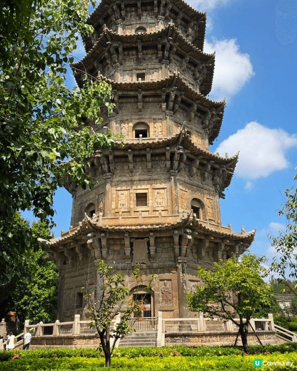 泉州開元寺，歷史悠久，香火鼎盛，座落在西街旁邊，有很多當地小...