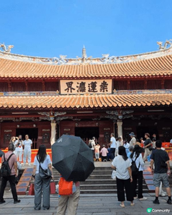 泉州開元寺，歷史悠久，香火鼎盛，座落在西街旁邊，有很多當地小...