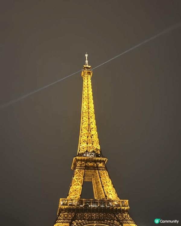 巴黎鐵塔是法國巴黎的著名地標建築，鐵塔有三層觀景台（最高可達...