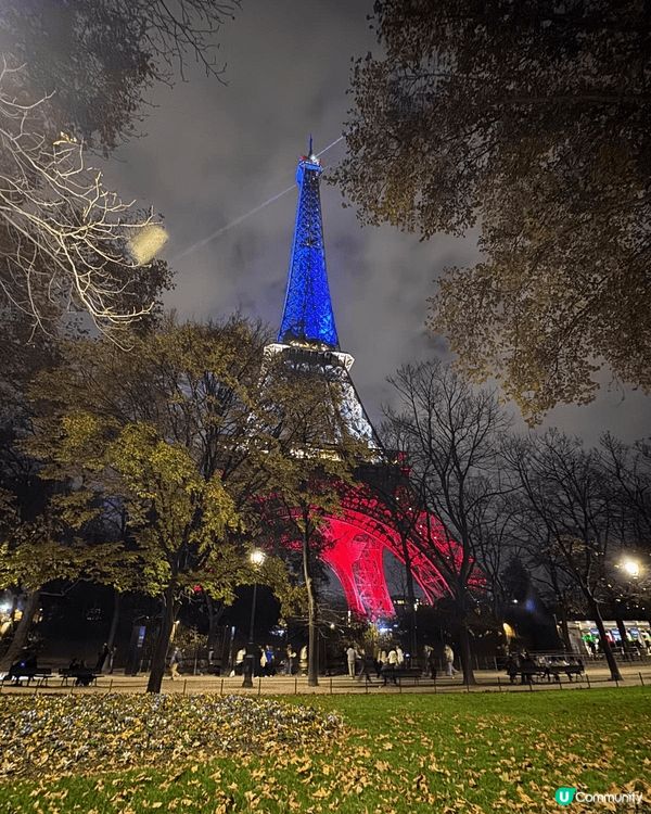 巴黎鐵塔是法國巴黎的著名地標建築，鐵塔有三層觀景台（最高可達...