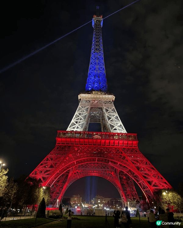 巴黎鐵塔是法國巴黎的著名地標建築，鐵塔有三層觀景台（最高可達...