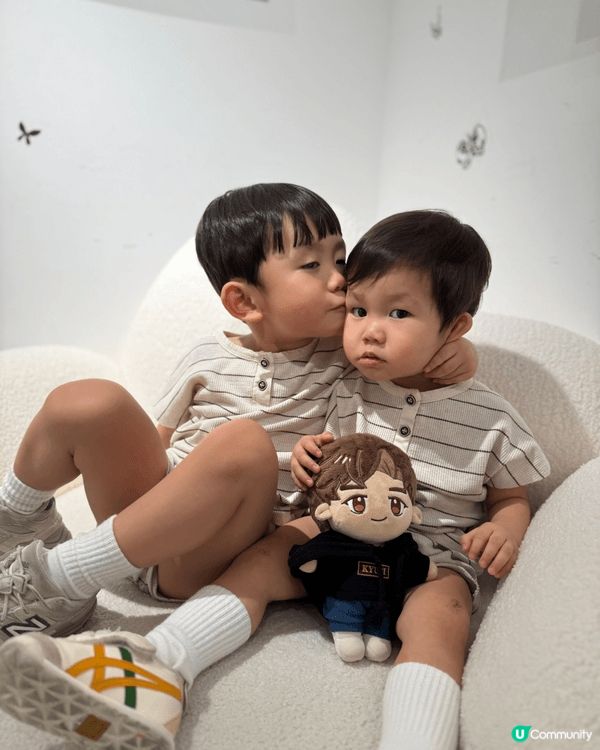 兩兄弟嘅成長記錄，願你哋快樂健康成長
