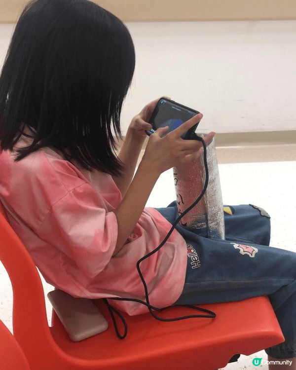 我家2個小魔怪，日日手不離手機及平板，每次一叫收手機兩個就猛...