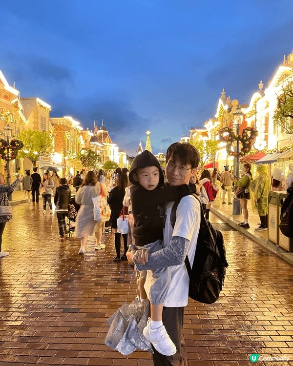 第一次一家去迪士尼遊樂，在樂園大街的夜景非常美麗，在迪士尼酒...