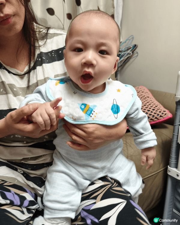 小朋在屋企的日常生活照，平時活潑好動
