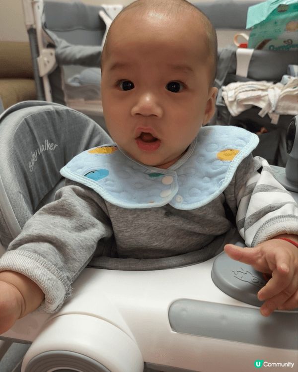 小朋在屋企的日常生活照，平時活潑好動