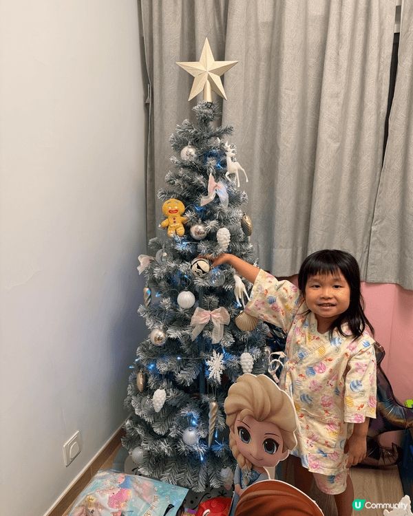 我的女兒非常喜歡聖誕節，今次係PP在聖誕樹旁，興奮地觸摸著樹...