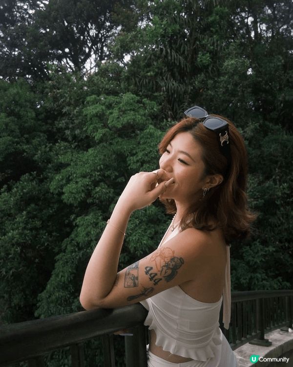 在三亞的礁石海岸邂逅藍海浪漫，又在越南的綠意秘境定格溫柔，兩...