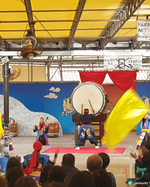 去旅行，見到有龍椅，相傳是古代有錢人才擁有的，見到有太鼓表演...