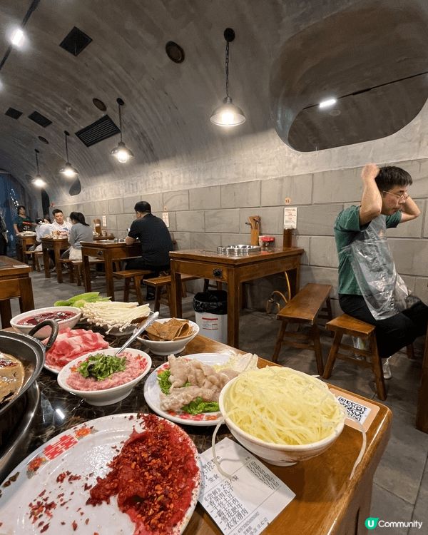 重慶防空洞邊爐，重慶既辣真係唔簡單，微辣都十隻辣，我點食呀，...