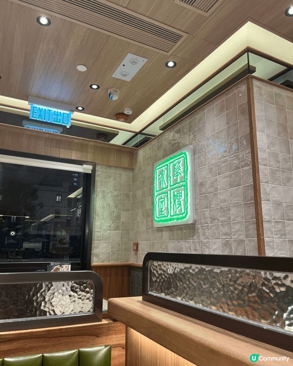 太子華嫂冰室真材實料，招牌豬扒喇沙湯底椰香濃郁，豬扒厚切鬆化...