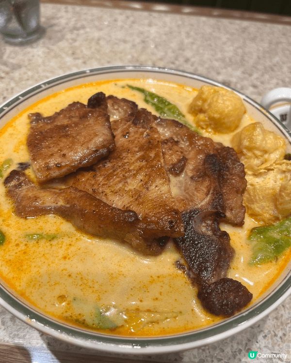 太子華嫂冰室真材實料，招牌豬扒喇沙湯底椰香濃郁，豬扒厚切鬆化...