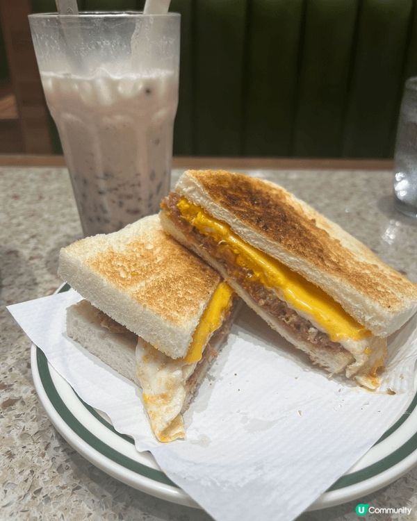 太子華嫂冰室真材實料，招牌豬扒喇沙湯底椰香濃郁，豬扒厚切鬆化...