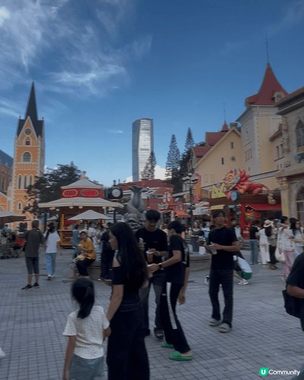 梅兰妮亚小镇位于深圳，是一个受欢迎的免费入口的欧洲主题景点，...